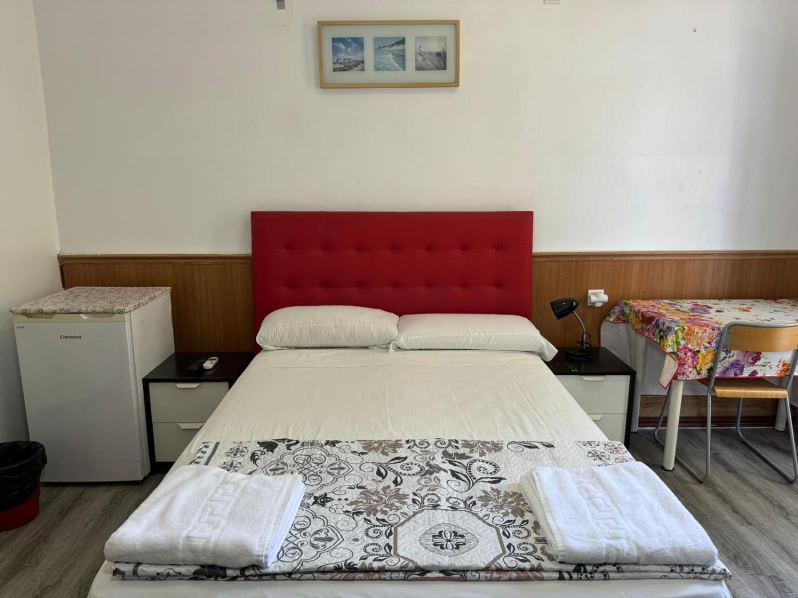 Hostal Mont Thabor บาร์เซโลนา ภายนอก รูปภาพ