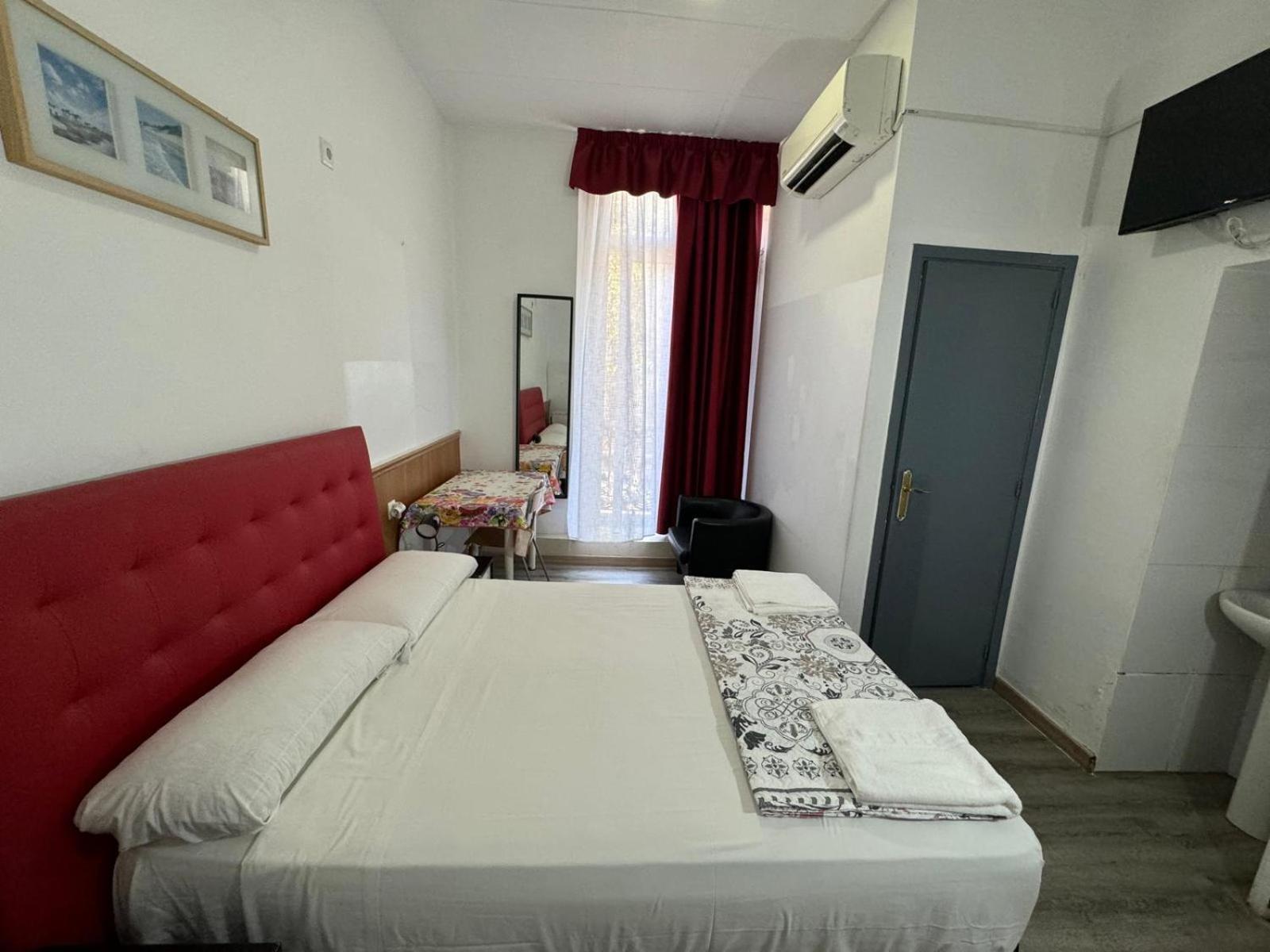 Hostal Mont Thabor บาร์เซโลนา ภายนอก รูปภาพ