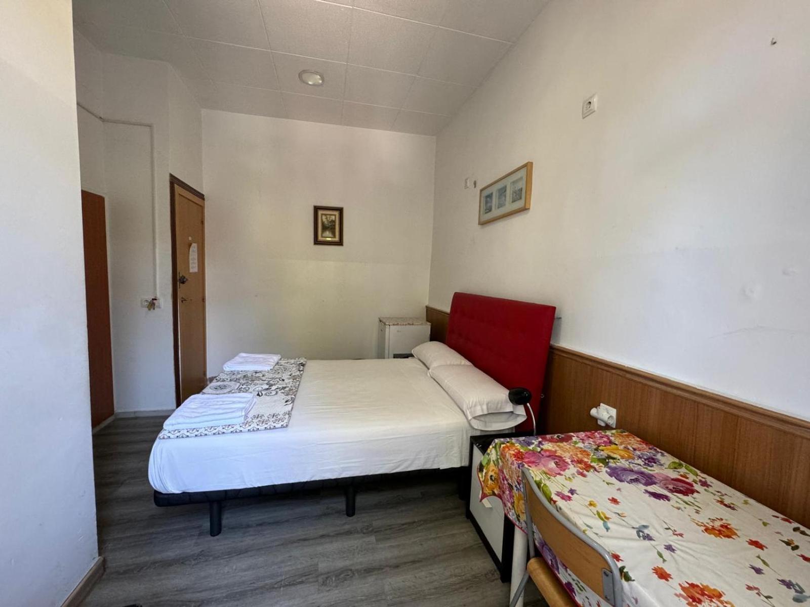 Hostal Mont Thabor บาร์เซโลนา ภายนอก รูปภาพ