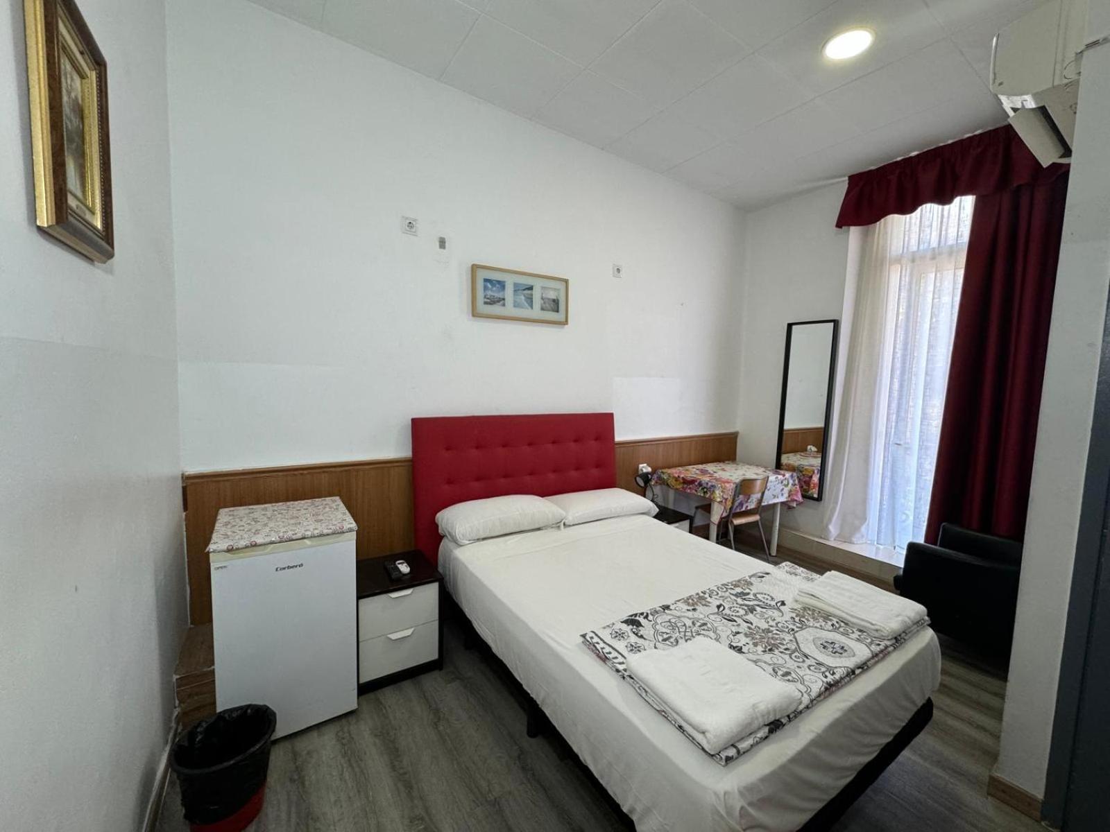 Hostal Mont Thabor บาร์เซโลนา ภายนอก รูปภาพ