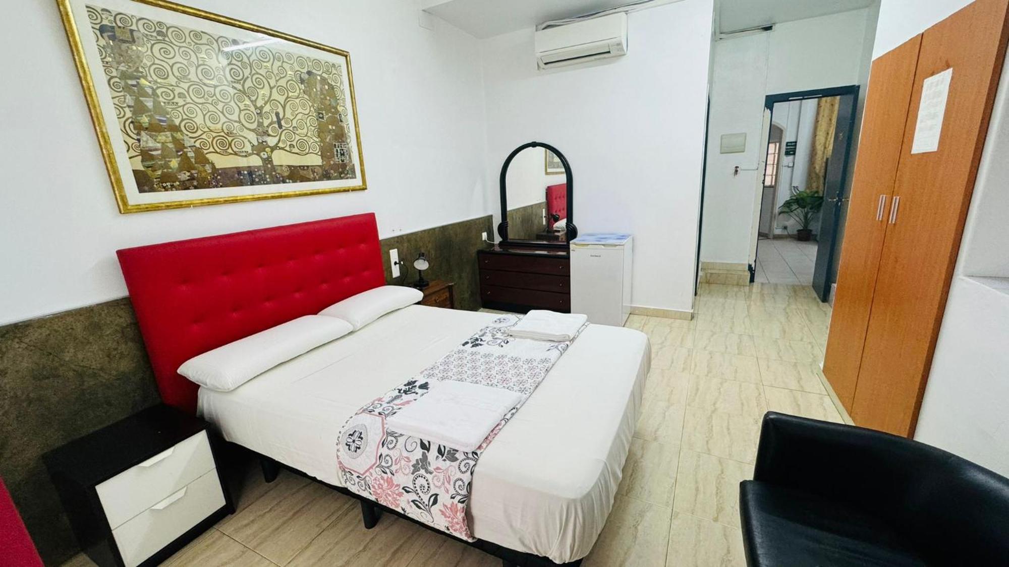 Hostal Mont Thabor บาร์เซโลนา ภายนอก รูปภาพ