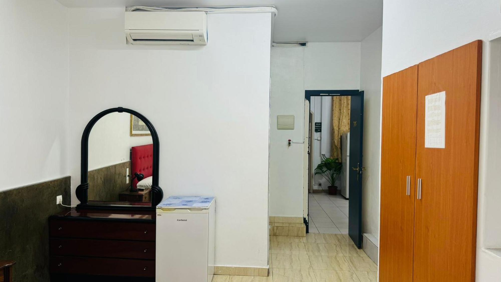 Hostal Mont Thabor บาร์เซโลนา ภายนอก รูปภาพ