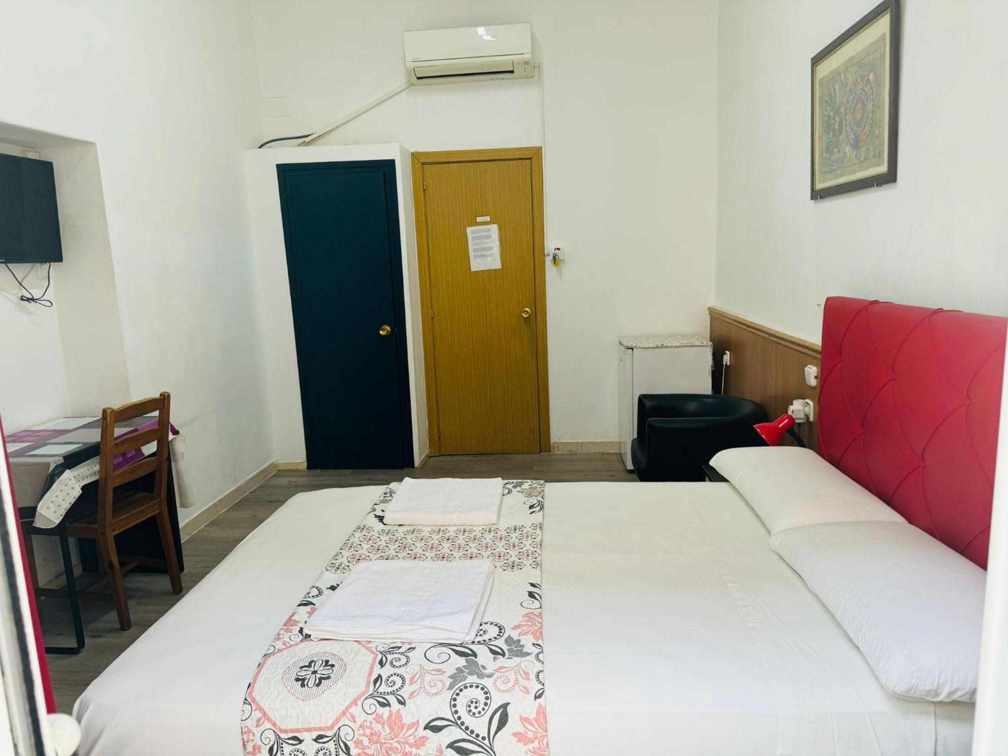 Hostal Mont Thabor บาร์เซโลนา ภายนอก รูปภาพ