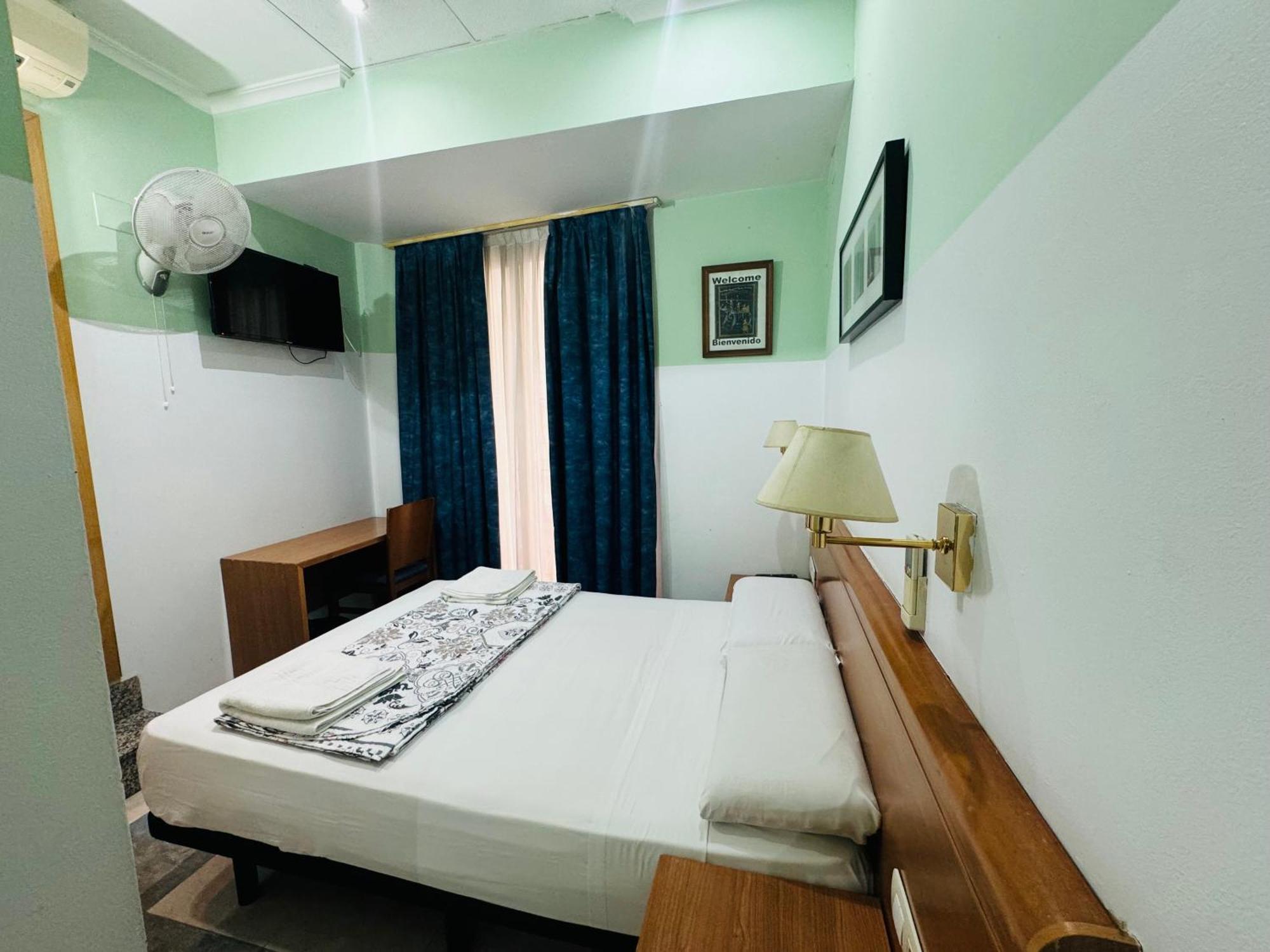 Hostal Mont Thabor บาร์เซโลนา ภายนอก รูปภาพ