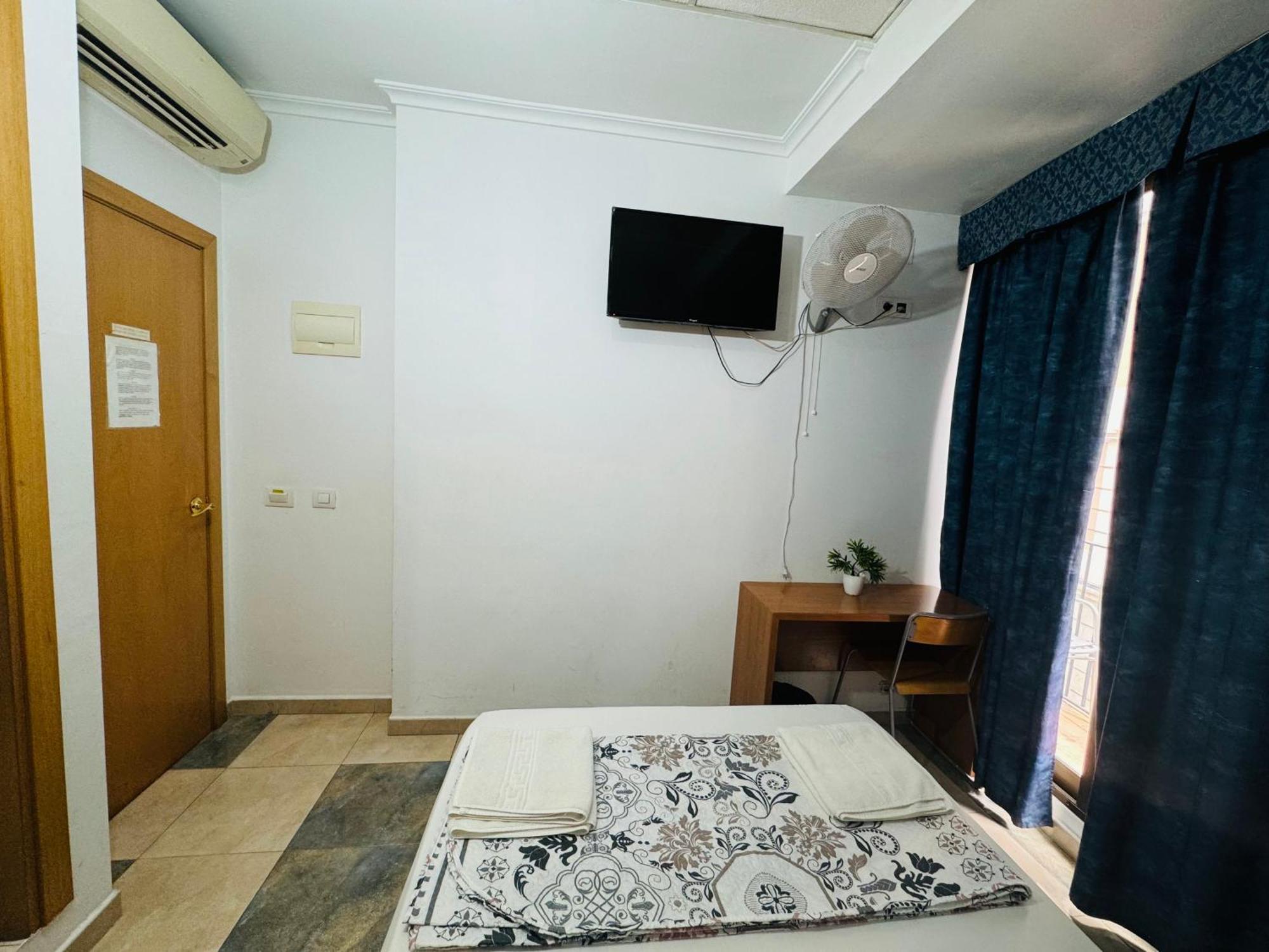 Hostal Mont Thabor บาร์เซโลนา ภายนอก รูปภาพ