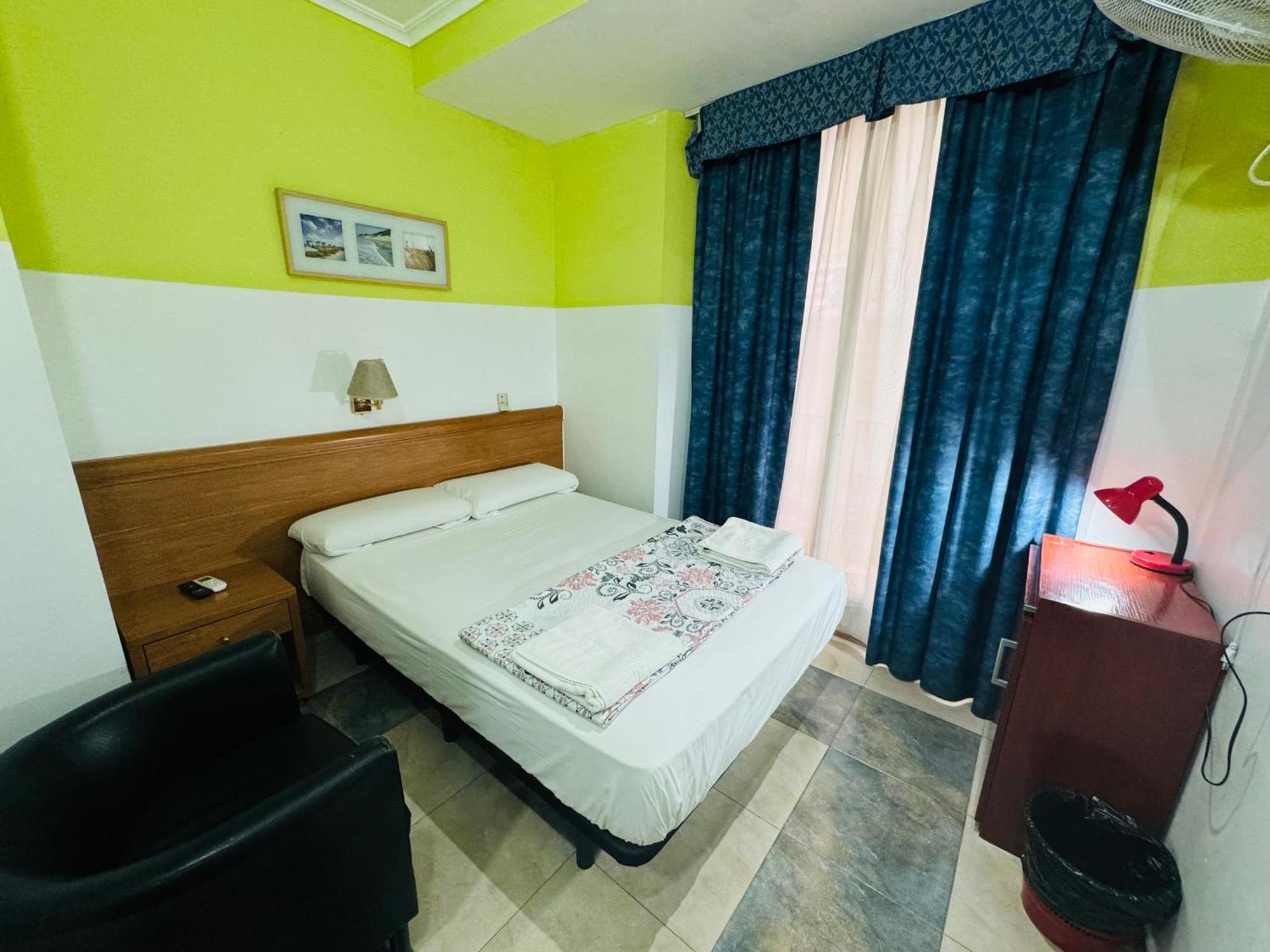 Hostal Mont Thabor บาร์เซโลนา ภายนอก รูปภาพ