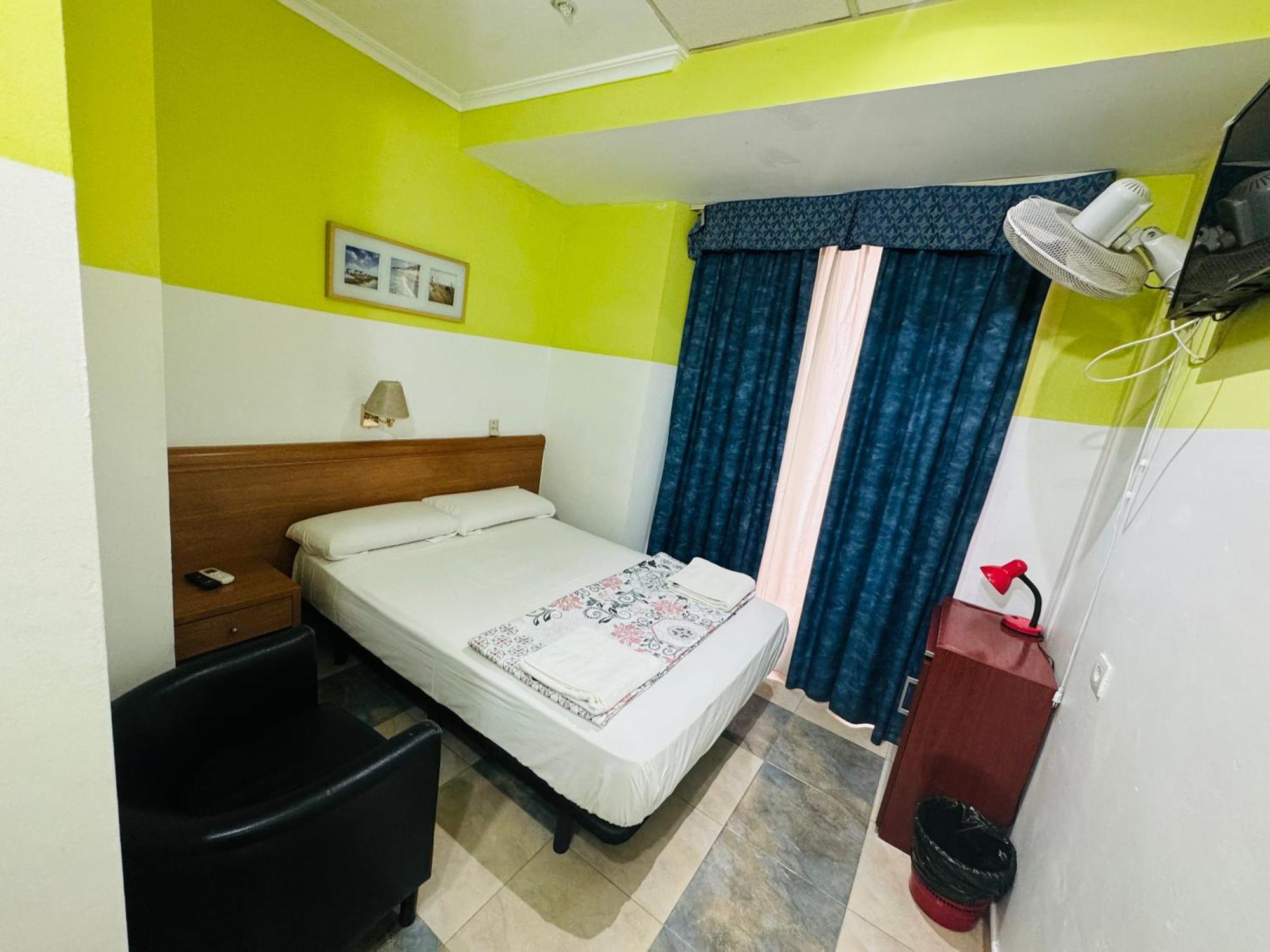 Hostal Mont Thabor บาร์เซโลนา ภายนอก รูปภาพ