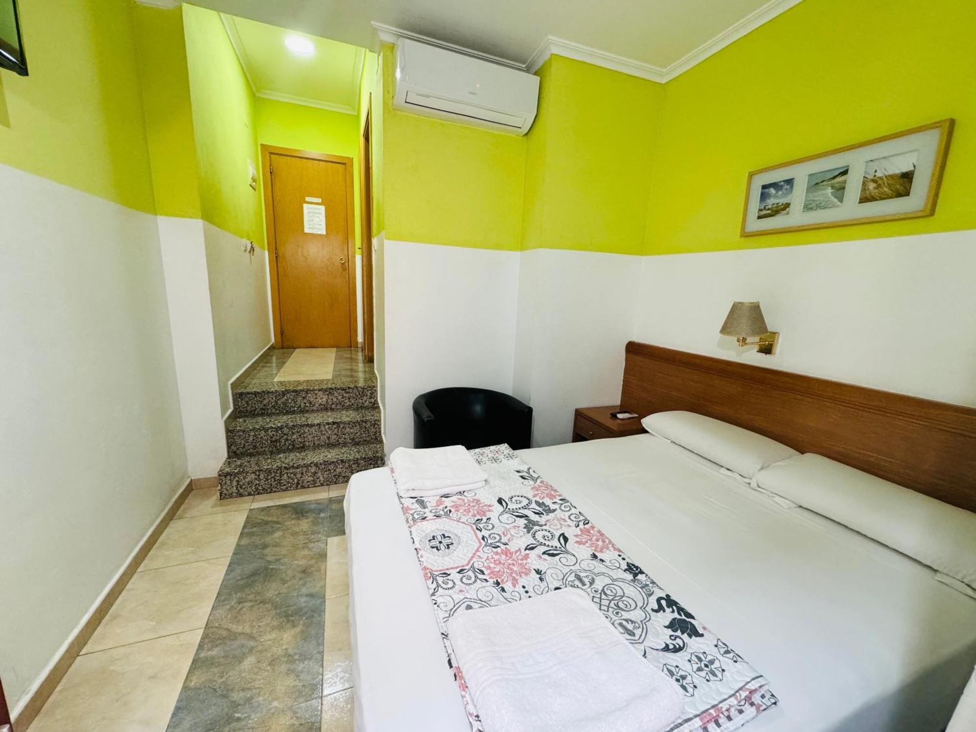 Hostal Mont Thabor บาร์เซโลนา ภายนอก รูปภาพ
