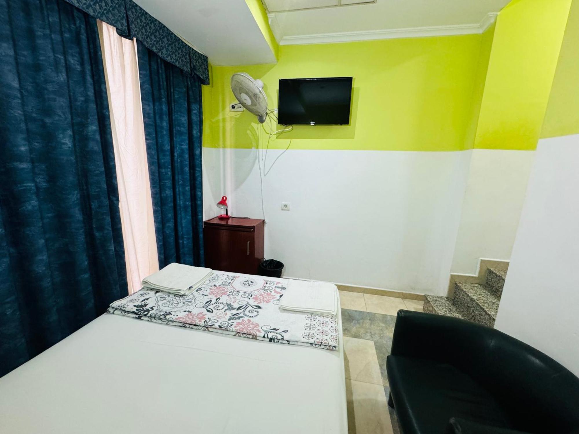 Hostal Mont Thabor บาร์เซโลนา ภายนอก รูปภาพ
