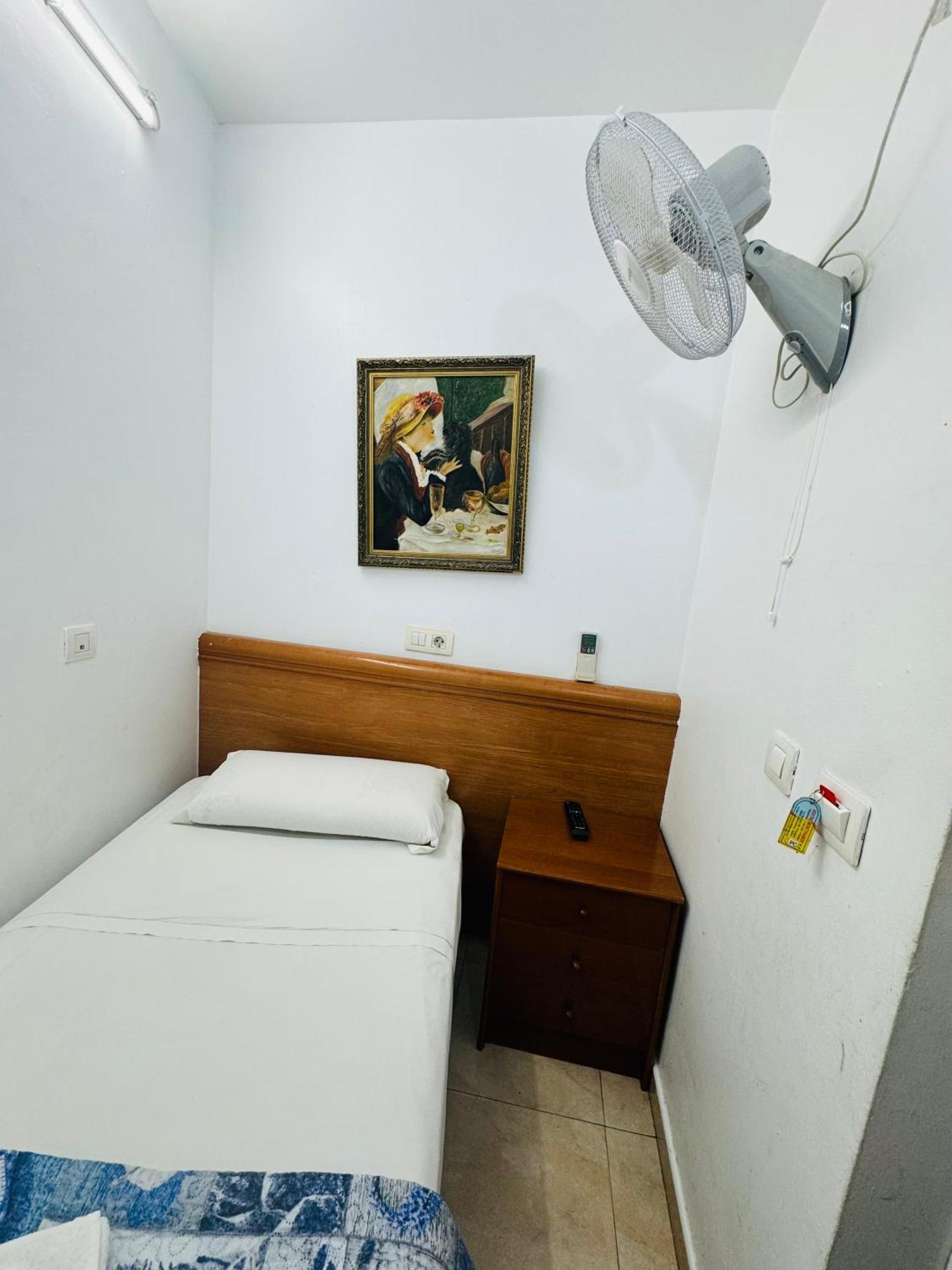 Hostal Mont Thabor บาร์เซโลนา ภายนอก รูปภาพ