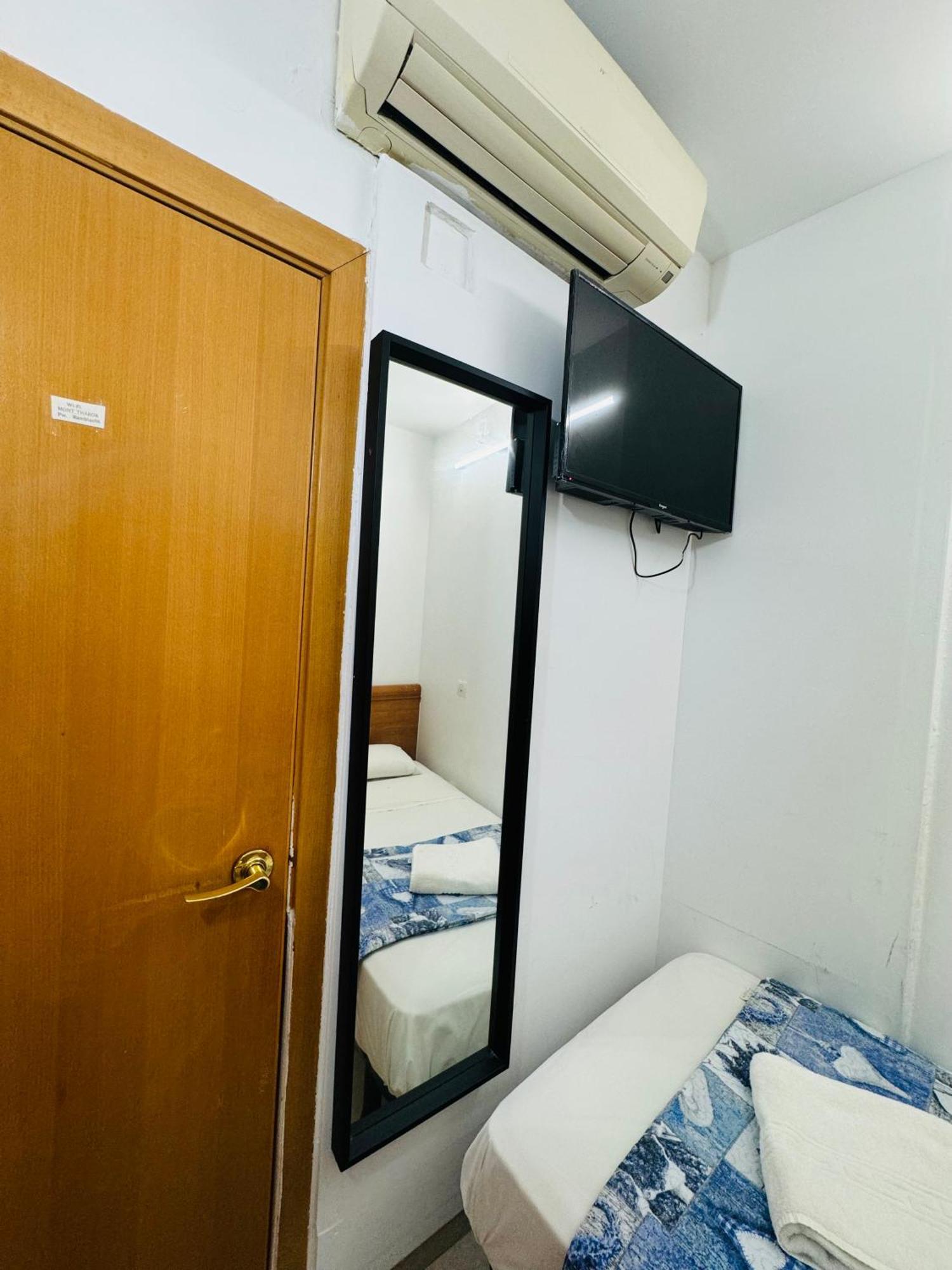 Hostal Mont Thabor บาร์เซโลนา ภายนอก รูปภาพ