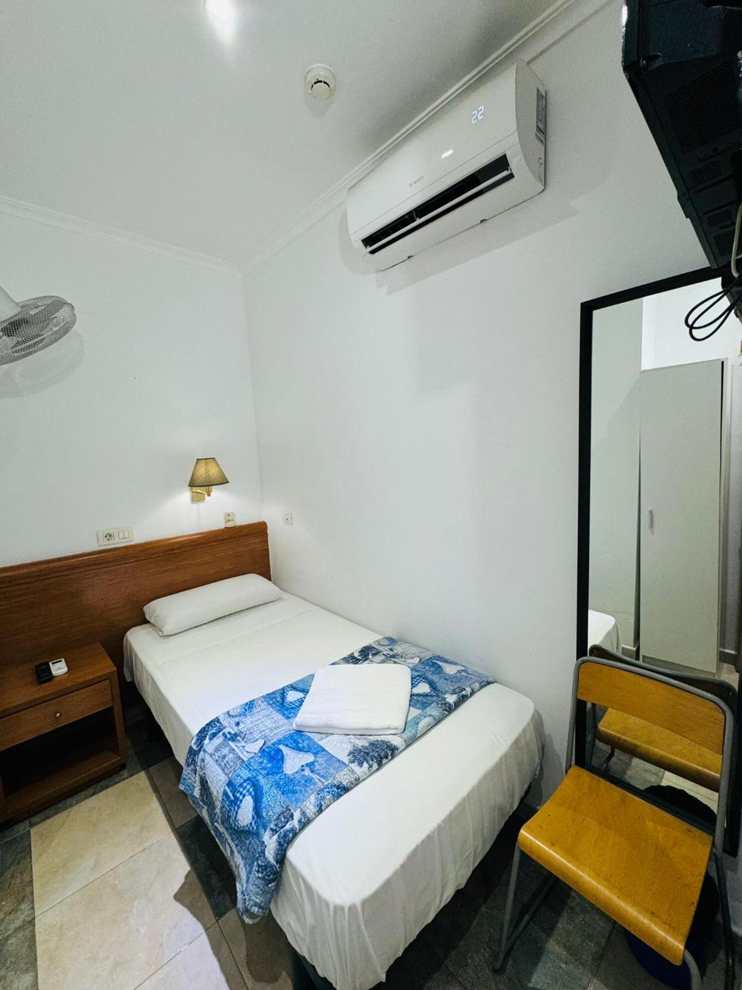 Hostal Mont Thabor บาร์เซโลนา ภายนอก รูปภาพ