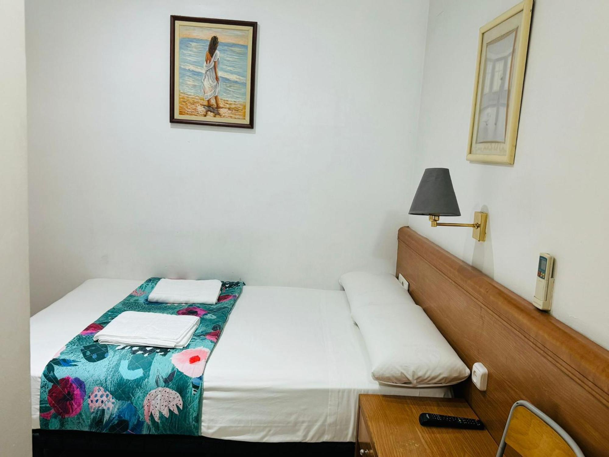 Hostal Mont Thabor บาร์เซโลนา ภายนอก รูปภาพ