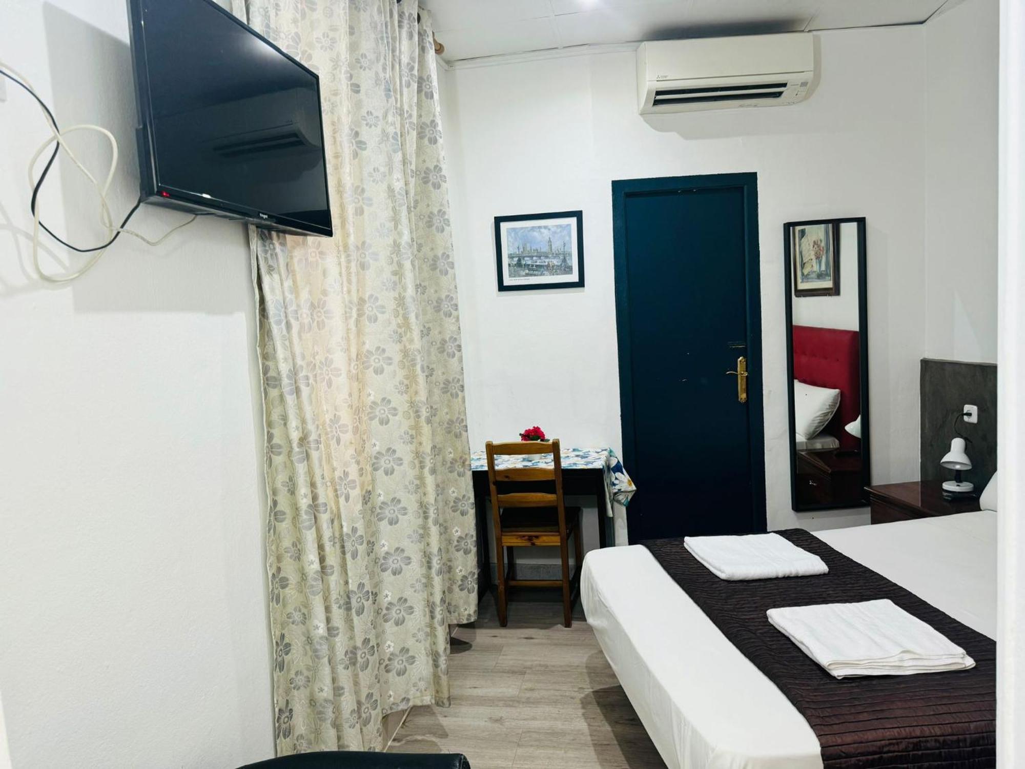 Hostal Mont Thabor บาร์เซโลนา ภายนอก รูปภาพ
