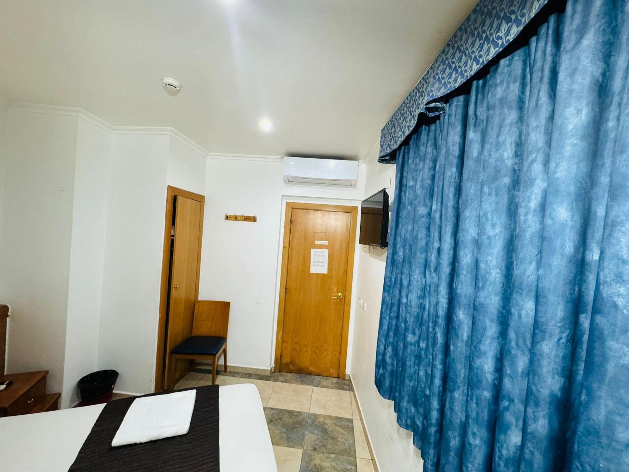 Hostal Mont Thabor บาร์เซโลนา ภายนอก รูปภาพ